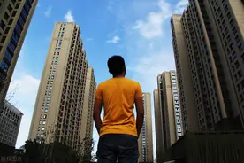 楼市资金收紧，风向转变，房价真的能迎来下跌30%的底线吗？图片