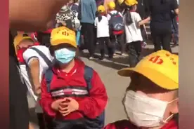 爸爸校门口认错了人，一旁的亲闺女张牙舞爪：我才是你闺女图片