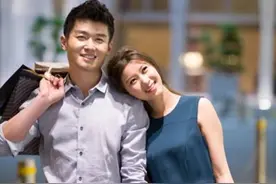 亲妹妹在大街上挽着已婚的亲哥哥胳膊逛街，是件很丢人的事情吗？图片