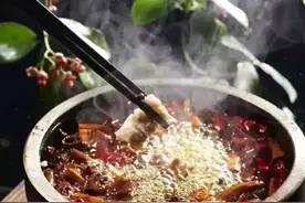 沸腾牛蛙 麻辣突出的沸腾川式菜品代表 麻辣香味浓郁图片