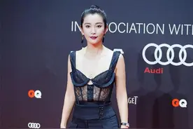 李冰冰真敢穿，蕾丝内衣外穿直接配西裤，47岁身材好到没一丝赘肉图片
