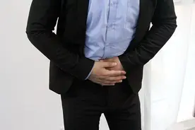 肚子经常咕咕叫，还伴随腹胀，是饿了的表现？医生列出几种可能性图片