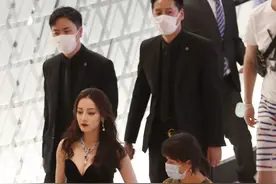 路人镜头下的迪丽热巴韵味更浓，妩媚感十足，“富家千金”既视感图片