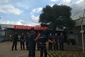 弥勒：巡特警大队开展建筑物攀爬与高空垂降训练图片