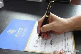 2533张录取通知书即将寄出，校长亲笔写下所有新生名字图片