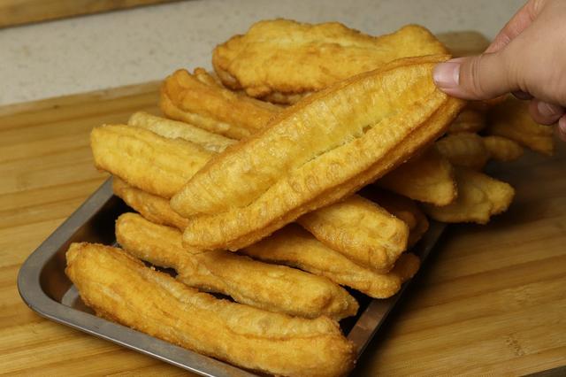 油条怎么做好吃又松软（在家炸油条）