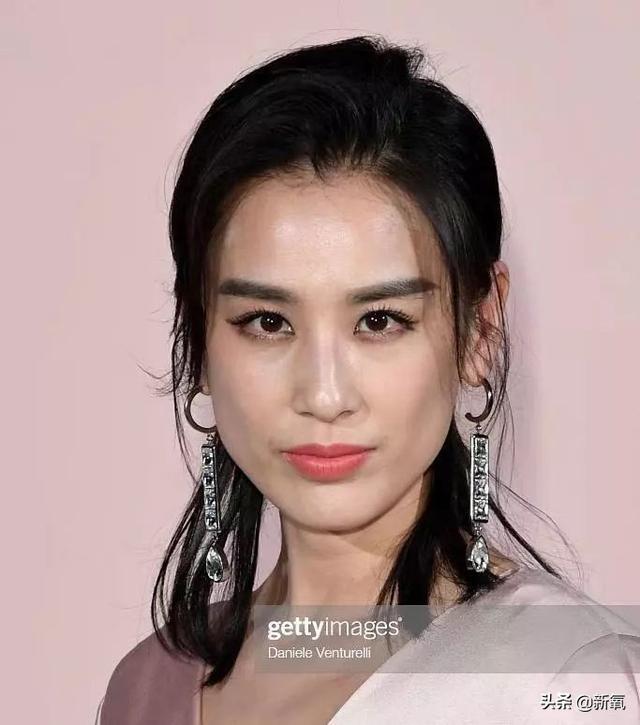 脸形的正面及侧面都存在着一个标准的比例,下巴的比例对整个面部的