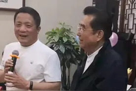 82岁李双江带梦鸽聚会，与妻合唱满脸通红，楼上楼下观众起立拍照图片