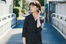 穿鞋别再露脚脖了，看看日本人气模特的露袜穿搭，文艺舒适且时髦图片