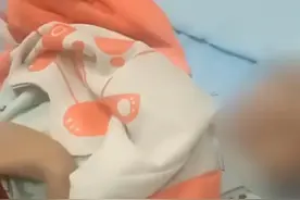 山东6岁患癌男孩劝父母再领养一个：我不治了，把钱留给妈妈看病图片