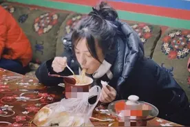 赵薇外出度假晒游客照，皮肤白皙状态好，完全看不出已经44岁图片