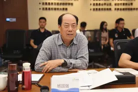 广东低调富豪：从穿不起鞋到身价千亿，他却连20块的水都舍不得买图片