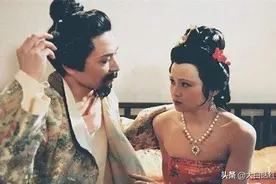 贾珍与秦可卿关系暧昧，为何在秦可卿葬礼上不避讳对秦可卿的感情图片