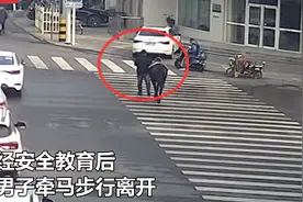 河北男子为耍帅骑马在路上狂奔被交警拦停后不知悔改继续策马奔腾图片