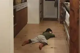 宝妈记录女儿"灵魂睡姿"，一拍就是8年，网友：晒娃界的泥石流图片