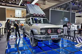 国产最硬派SUV来了 实拍WEY坦克300官方改装版图片