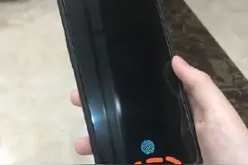 据说99%的人都在用这个姿势玩手机...快看看你中招没！图片