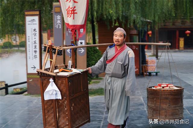 河南大叔卖切糕成网红，一天能卖五千多元，儿子“抢生意”也摆摊