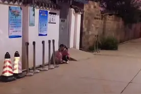 云南一女子接继女放学来晚了，继女笑着说了句话，让女子瞬间心疼图片