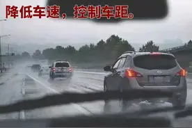 雨天路面湿滑，摩托车失控侧翻撞向电动车……图片