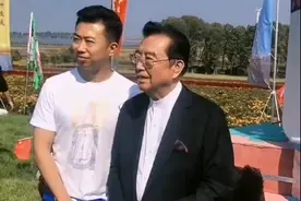 81岁李双江罕曝近况，身材消瘦全无笑容，被众人排队合影似摆设图片