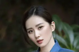 对面坐着个漂亮的少妇图片