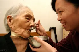 49岁女人：当住家保姆工资8000，轻松自在，可我每天活得很痛苦图片