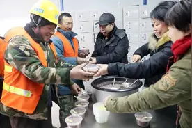 两部门：“996”工作制违法，农民工为何积极要求加班？图片