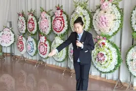 殡仪主持的一天：一上午开7场追思会，忙碌时只能一路小跑上厕所图片