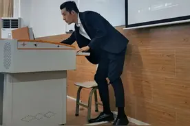 厦大男老师正装上课照出圈，学生：每天都抢不上位置图片