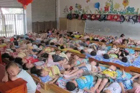 幼儿园老师给孩子换衣服时，录音笔不慎掉出，园长：退园吧图片