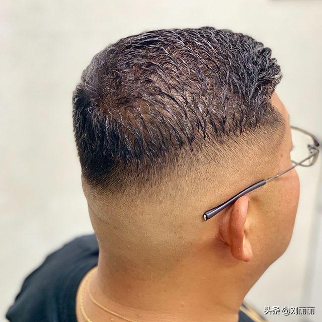 这款二八分油头造型很有型,就算是戴眼镜的小哥哥