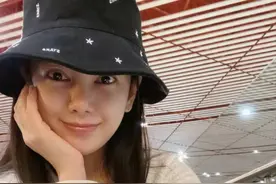 34岁女星路边偶遇婴儿尿裤子，热情蹲下帮换尿布，动作娴熟不嫌脏图片