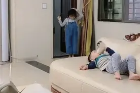 “卑微弟弟”为姐姐留奶喂奶走红，这应该是混的最惨的二胎图片