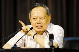 98岁杨振宁与小54岁妻子泡温泉，相互搀扶恩爱十足，妻子嫩如少女图片