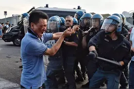 意大利普拉托市一工业区内十余名华人聚众斗殴图片