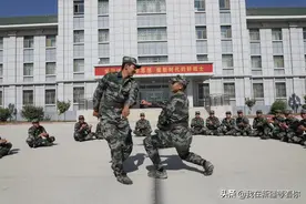 新疆阿克苏六名新兵与祖国共庆生图片