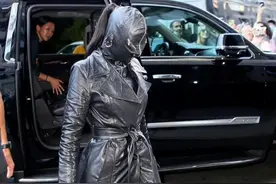 金·卡戴珊的时尚真看不懂，出门戴个皮革头套，网友：模仿毒液吗图片