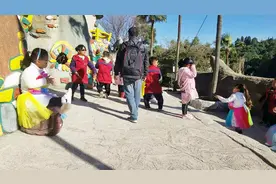 云南大山真有一个小人国，小矮人在这里过着童话般的生活视频封面