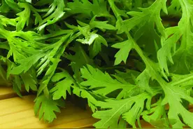 芹菜叶不要扔，一样能做出美食图片