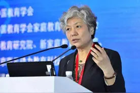 李玫瑾教授：老师，是我要求她10点睡觉的，作业尚未完成，请见谅图片