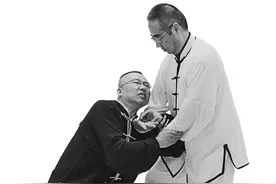 “三换掌”轻松地拿法体现在“仙姑盘指”招术图片