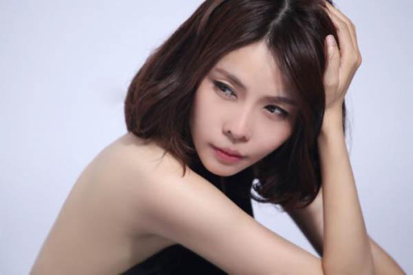 舞台上姐姐卖惨,台下杜华流泪魏雪漫表情复杂,她们曾经历过什么