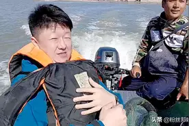 小白龙没了扶持新一哥，大佛加盟“小闪电”户外赶海，岛上吃挂面图片