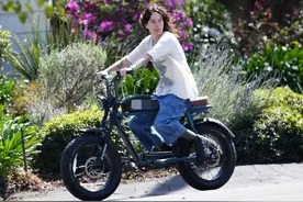 权游瑟曦骑车逛街，曾婚内出轨换4个男友，网友：真女王行为图片