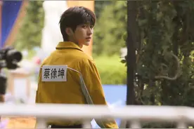 蔡徐坤跑男路透新造型，黄色工装服干练潇洒，1米8大长腿气场佳图片