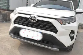 两驱风尚版荣放配置比较丰富，外观与内饰做工精致时尚图片