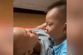 大型寻亲现场，小舅舅睡醒哭着要找妈妈，一岁的小外甥婴语安抚图片