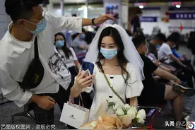 错过了“20200202”，520情侣扎堆领证，结婚登记处满场头纱飘图片