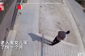 河南一老人住到女儿家，拖着病腿为外孙买箱方便面，惦记了一个月图片